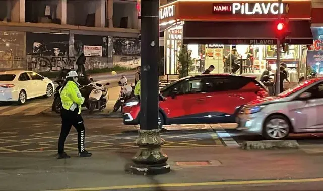Fatih'te yolun karşısına geçmeye çalışan adama tramvay çarptı
