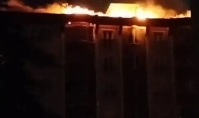 Başakşehir'de korkutan yangın: Çatıda çıkan yangın yan binalara sıçradı