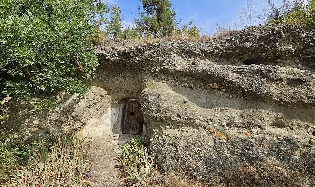 Boyabat'ta kayanın altındaki türbe görenleri şaşırtıyor