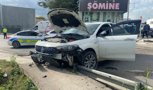 Kocaeli'de otomobil kaldırıma çıktı: 1'i bebek 3 yaralı