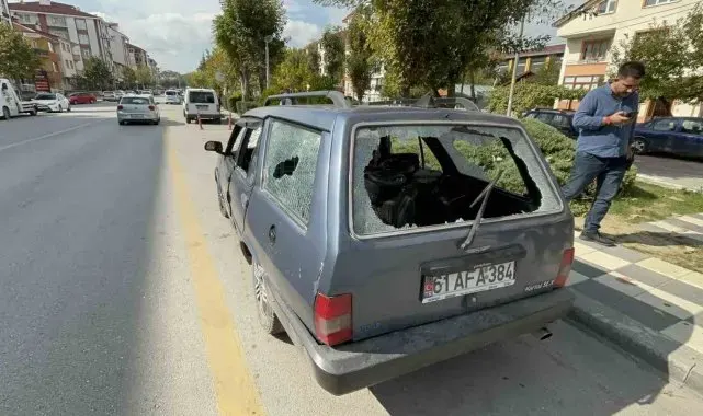 Sinir krizi geçiren vatandaş otomobilini hurdaya çevirdi