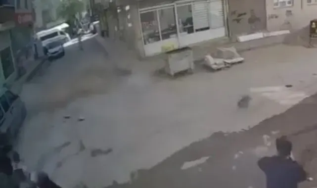 Deprem anında binadan kopan molozlardan kıl payı kurtuldu: O anlar kamerada