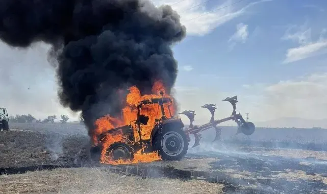 Tarla sürerken traktör alev aldı