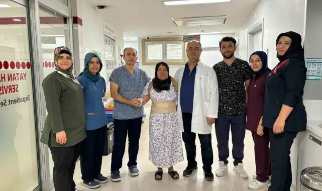 Topallayarak geldiği hastaneden yürüyerek çıktı
