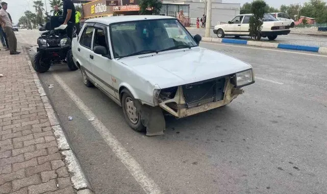 Motosiklet sürücüsü önce otomobile, sonra yayalara çarptı: 3 yaralı
