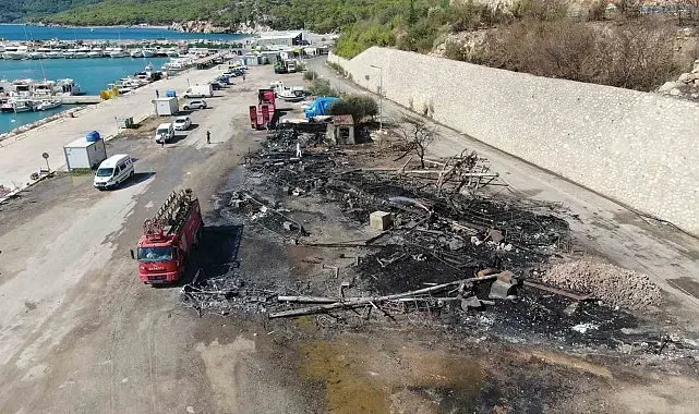 Balıkçı Barınağı'ndaki yangının ardından geriye demir yığınına dönen tekneler kaldı