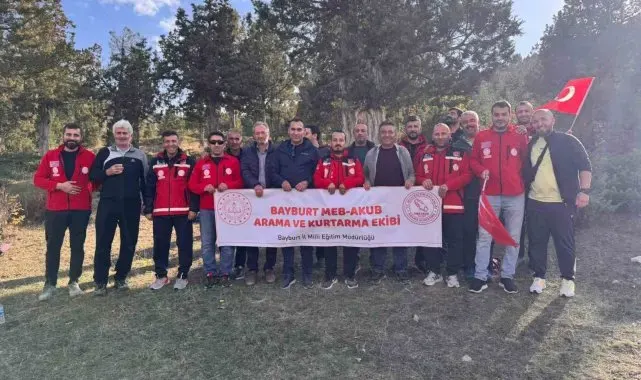 Bayburt'ta doğa yürüyüşü yapıldı fidanlar toprakla buluşturuldu