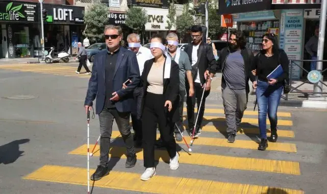 Manisa'da beyaz bastonla farkındalık yürüyüşü