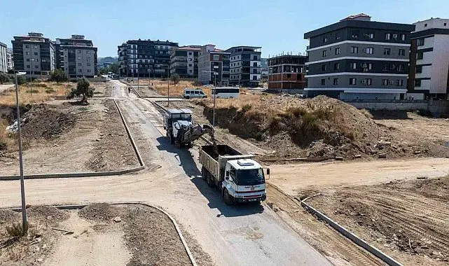 Turgutlu'da 2 kilometrelik yol sıcak asfaltla yenileniyor