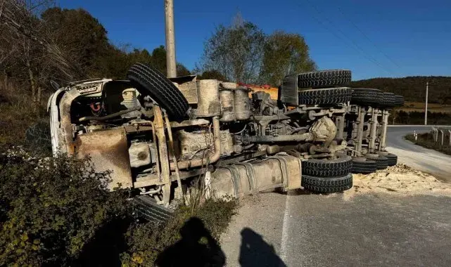 Çatalca'da kum yüklü kamyon devrildi: 1 yaralı