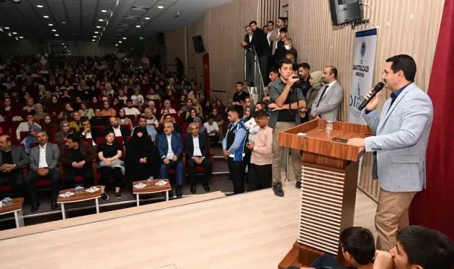 Nurullah Genç, Battalgazi'de gençlerle buluştu