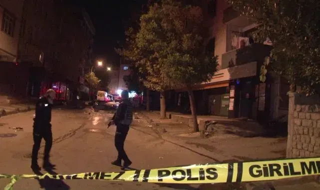Sultanbeyli'de eşinden ayrılan şahıs, evi ateşe verip tüm eşyaları sokağa attı
