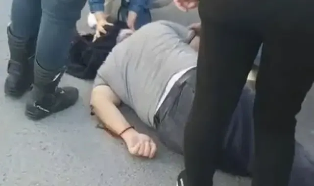 Avcılar'da seyir halindeki dolmuşun kapsısı aniden açılınca, yolcu yere çakıldı