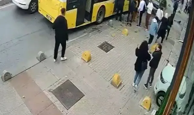 Bahçelievler'de İETT otobüsü ağaca çarptı, o anlar kamerada