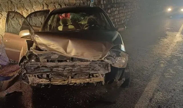 Çorum'da otomobil istinat duvarına çarptı: 3 yaralı