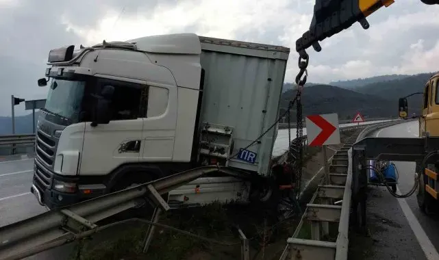Samsun'da makaslama yapan tır bariyere çarptı