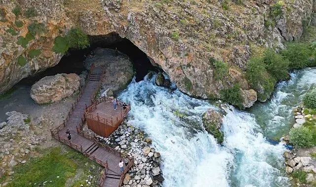 Bahçesaray'da gür akan sular yaban hayatına can veriyor