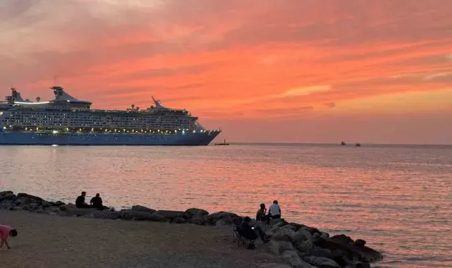 Kuşadası'nda gün batımı doğal bir görsel şölen sunuyor