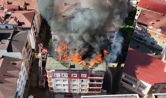 Tamir sırasında tutuşan çatı, alevlere teslim oldu