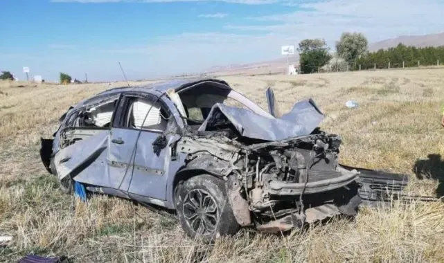 Kontrolden çıkan otomobil tarlaya uçtu: 2 ölü, 1 yaralı