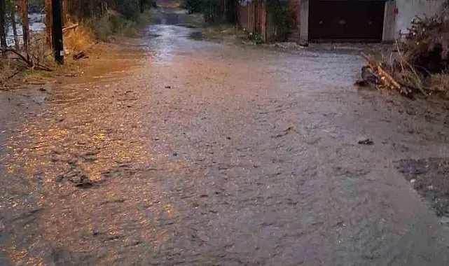 Çorum'da kuvvetli sağanak hayatı olumsuz etkiledi