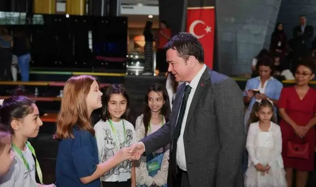Başkan Aydın Dünya Kız Çocukları Günü'nü pasta keserek kutladı