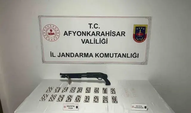 İki kardeş evlerinde uyuşturucu ile yakalandı