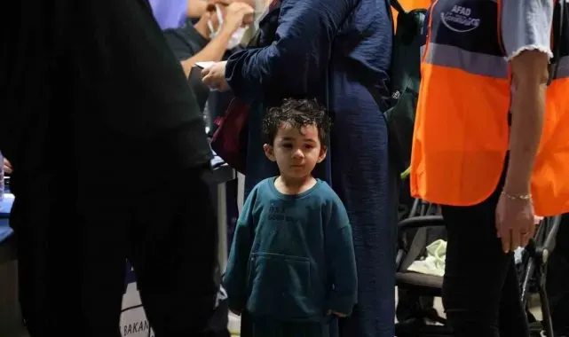 Lübnan'dan tahliye edilen Türk vatandaşları Mersin'de alkışlarla karşılandı