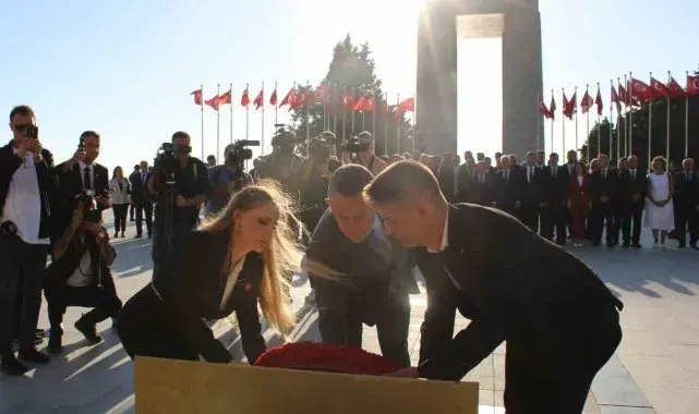 CHP Genel Başkanı Özel, Şehitler Abidesinde Atatürk Anıtına çelenk bıraktı