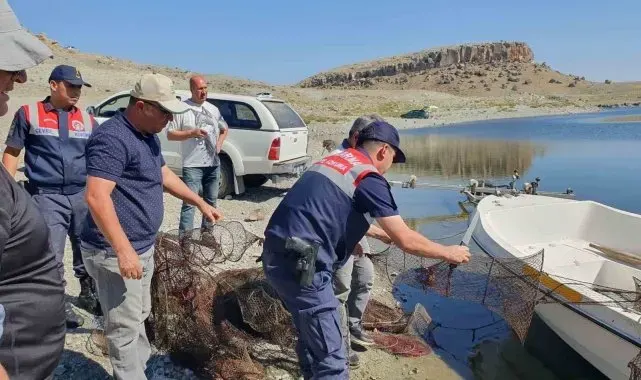 Jandarma kaçak ağ operasyonunda bin metre ağı imha etti