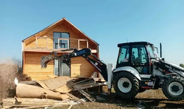 Silivri Belediyesi tarım arazilerindeki kaçak yapıların yıkımına devam ediyor