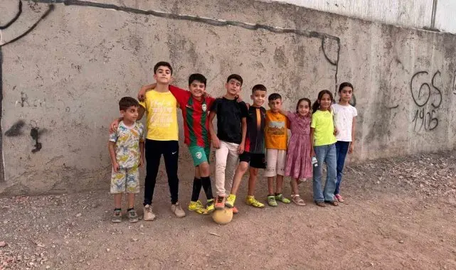 Mardin'de çocuklardan, kaymakam amcalarına halı saha talebi
