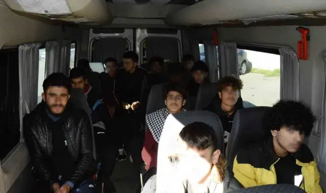 Okul servisi süsü verilen araçta kaçak göçmenler yakalandı