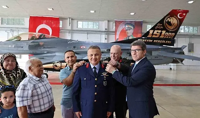 İlk Türk astronot Alper Gezeravcı yeni rütbelerini taktı