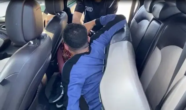 Arka koltuğun altından kaçak göçmenler çıktı