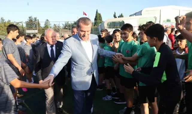 Zeytinburnu'ndaki Amatör Futbol Kulüplerine nakit desteği devam ediyor