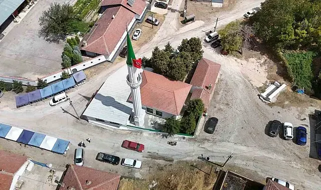 Yıldırım düşmesi sonucu ağır hasar alan cami el birliği için onarıldı, ibadete açıldı