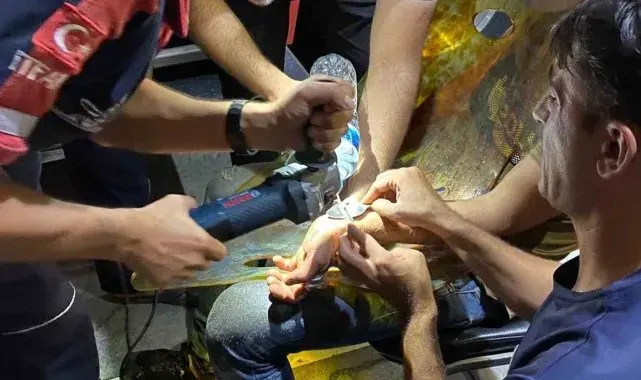 Vatandaşın eline sıkışan kelepçeyi itfaiye çıkardı