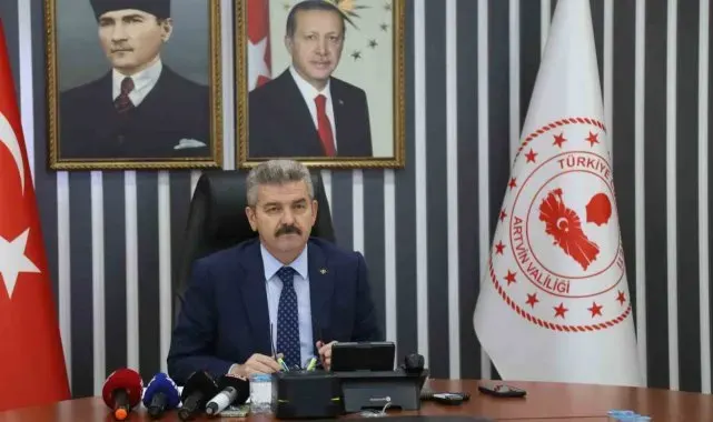 Karadeniz sahil yolundaki heyelan kameraya yansıdı