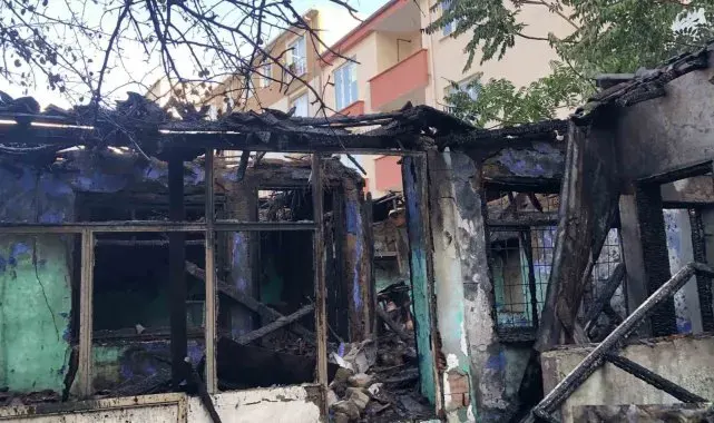 Tekirdağ'da metruk bina alev topuna döndü