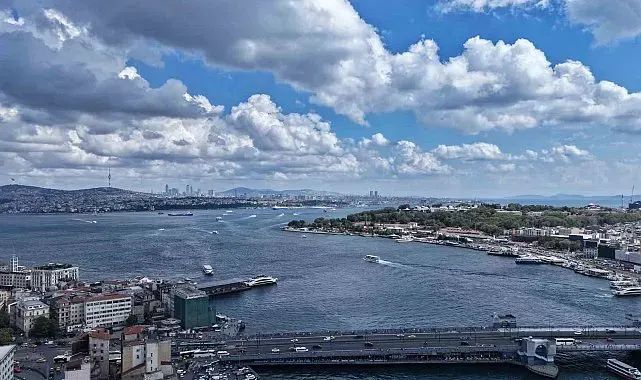 İstanbul'da gün boyu süren bulutların geçişi görüntülendi
