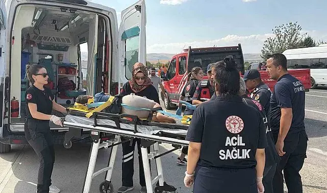 Elazığ'da minibüs ile hafif ticari araç çarpıştı: 7 yaralı