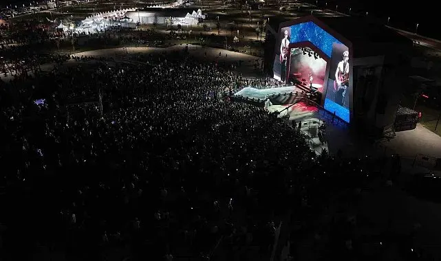 Geleneksel Sincan Yaz Festivali'nde Mavi Gri konser verdi