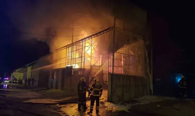Adana'da mobilya imalathanesi alevlere teslim oldu