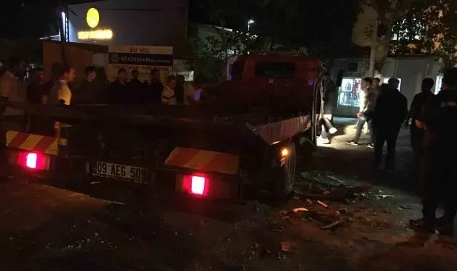 Germencik'te minibüs ile çekici çarpıştı: 3 yaralı