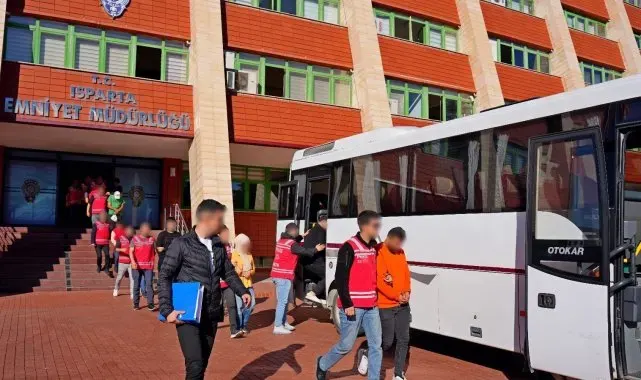 Kendilerini polis olarak tanıtıp 3 milyon TL vurgun yapan 8 kişi tutuklandı