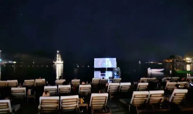 Bodrum'da deniz üstünde sinema keyfi