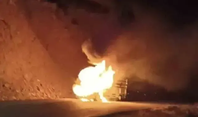 Muş'ta seyir halindeki kamyonet alev aldı