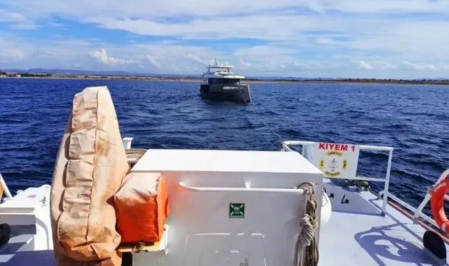 Çanakkale Boğazı'nda içinde 2 kişinin bulunduğu tekne kurtarıldı