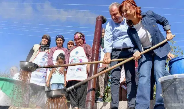 Başkan Seçer, Silifke'de 'Bağ Bozumu Şenliği'ne katıldı